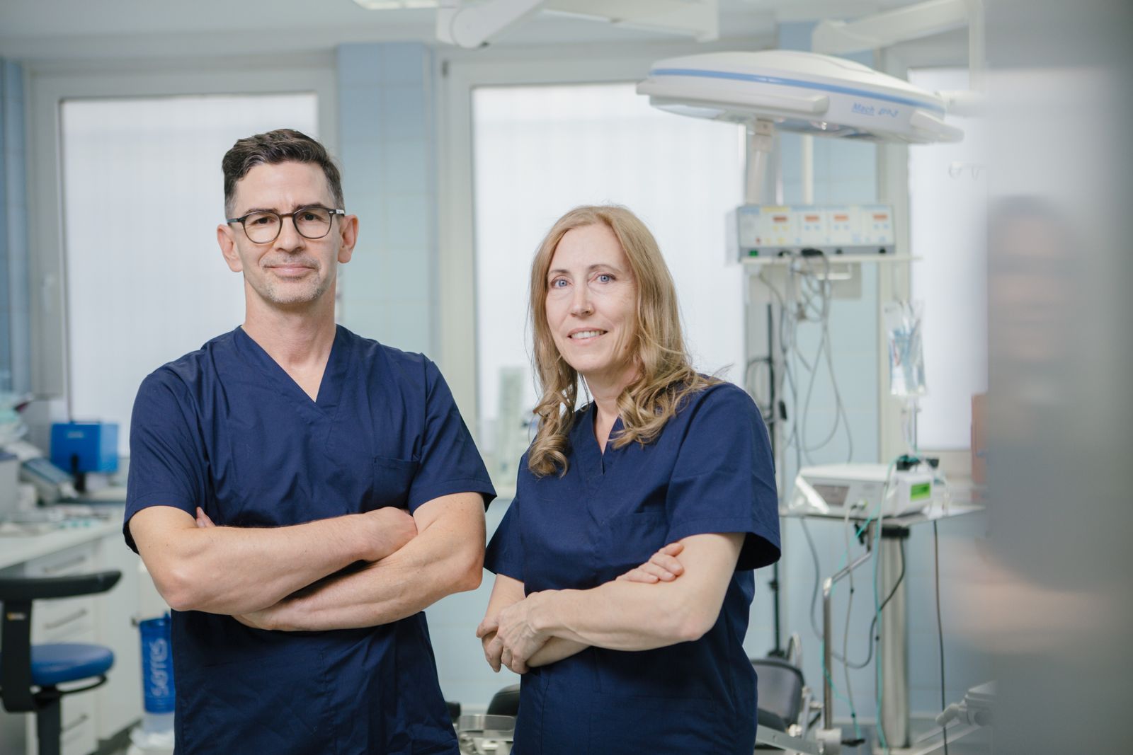 Dr. Kristina Hornung and Dr. Jörg Halstenberg in a treatment room